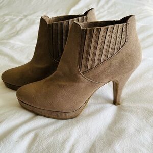 Dexflex Comfort Taupe Suede Platform Ankle Heeled Booties Size 8.5